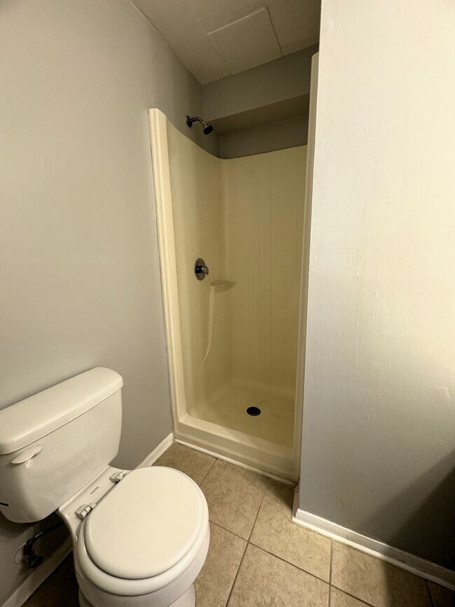 Building Photo - Move In Special!!