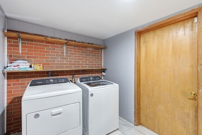 Building Photo - 206 Hiawatha Trail