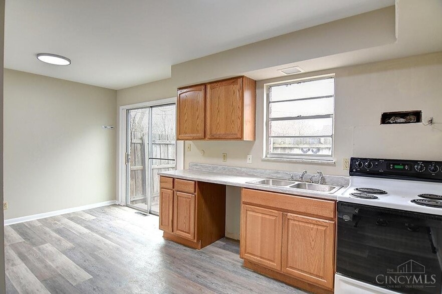 Building Photo - 3210 Beatrice Dr