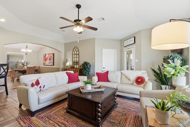 Building Photo - 102 Golfview Ct