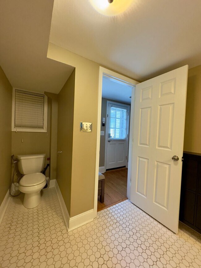 Building Photo - Spacious 4-Bedroom Single Family House in Baltimore