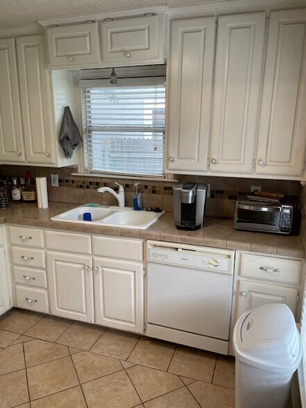 Building Photo - 3828 Collinwood Ave