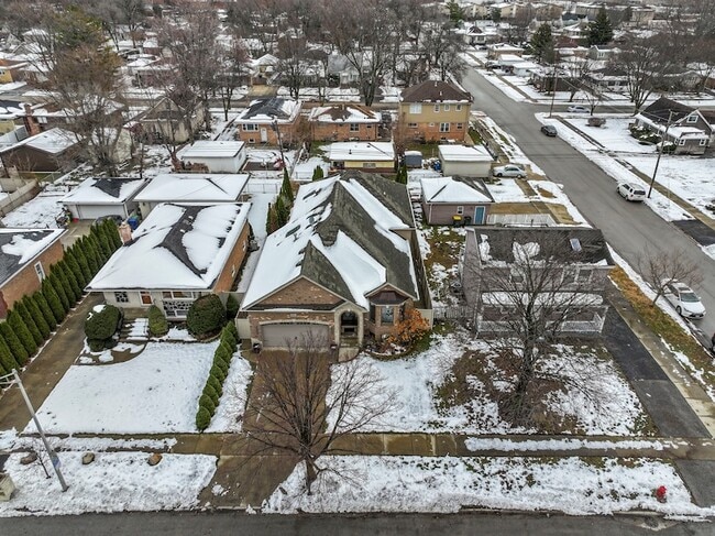Building Photo - 9743 Oak Park Ave