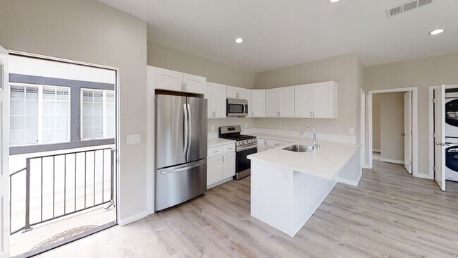 Building Photo - 4BD/2BA on Art! Lots of Parking!