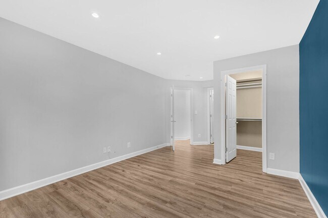 Building Photo - Large, Luxurious 2 Bedroom 2 Bath at Parks...