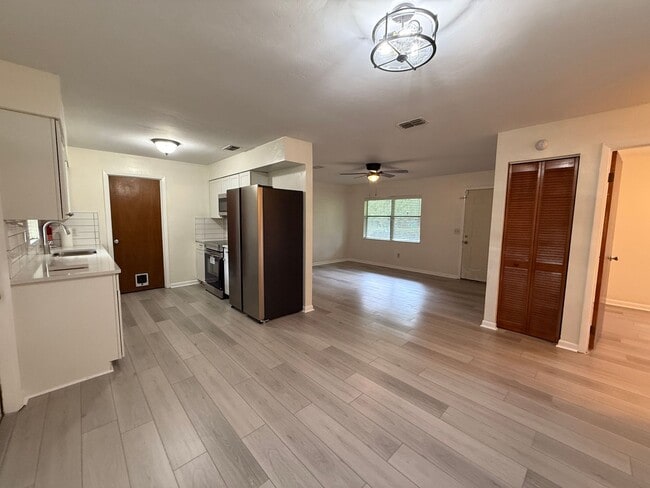 Building Photo - Completely Renovated!