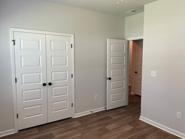 Building Photo - 1027 Harbor Dr