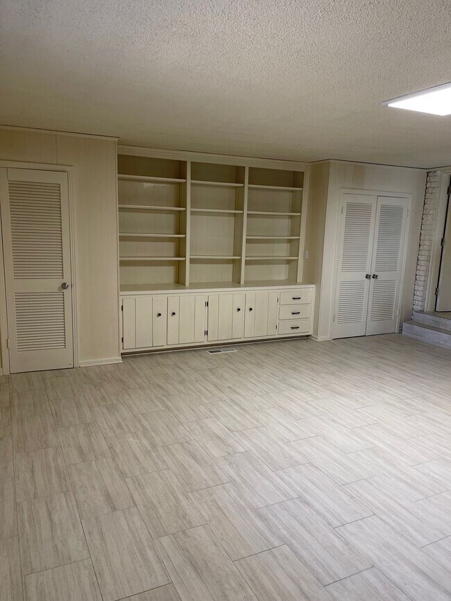 Building Photo - Wonderful 4 bed 3 bath home in East Memphis