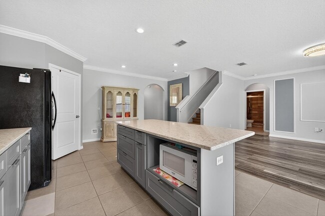 Building Photo - Stunning 5 bed/ 2 bath