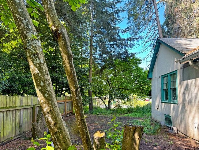 Building Photo - 1100 W 4th Ave