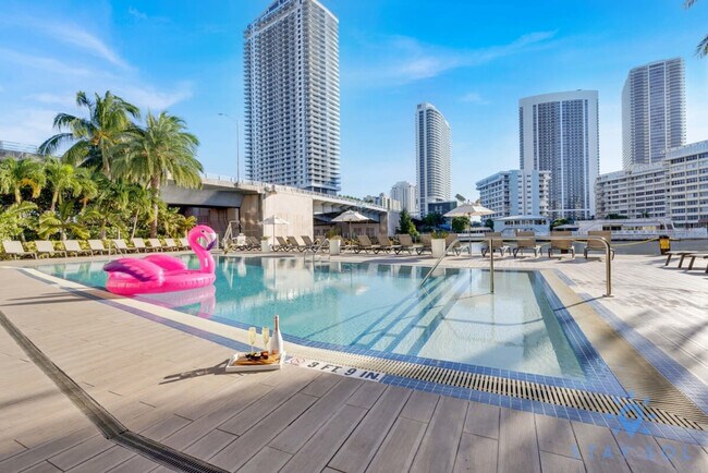 Building Photo - 2600 E Hallandale Beach Blvd