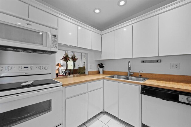 Building Photo - 455 Golden River Dr
