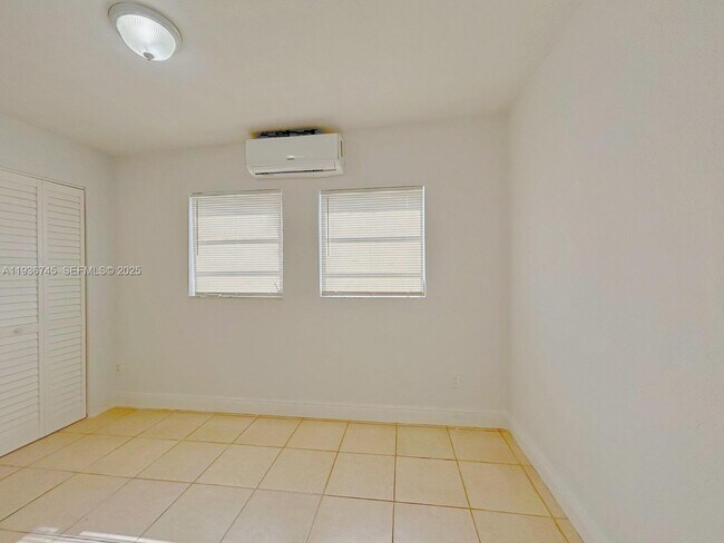 Building Photo - 121 SW 51st Ave