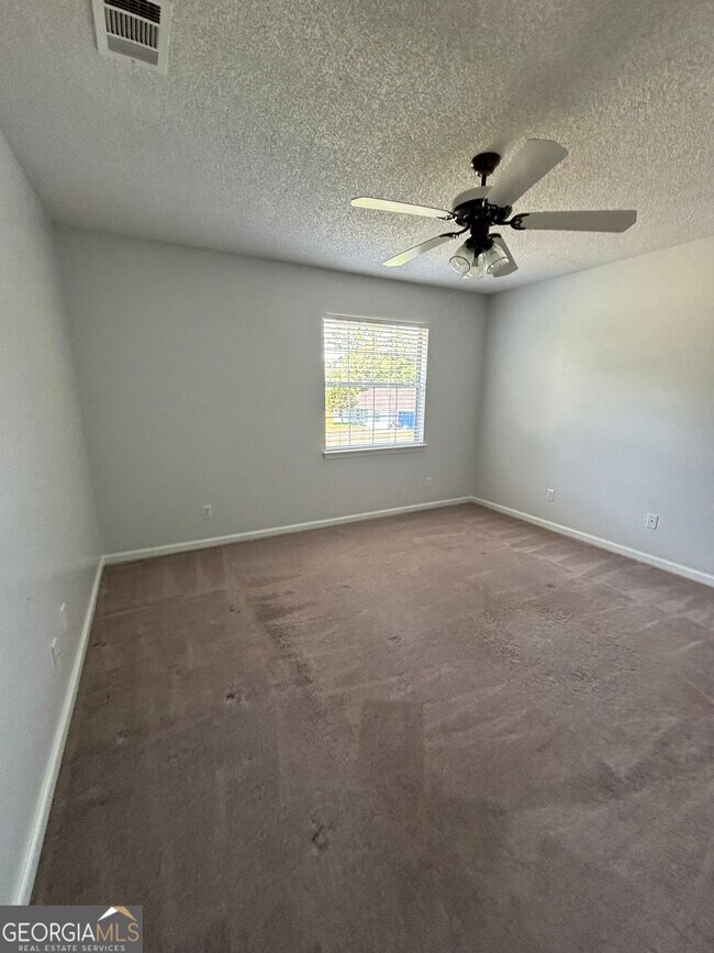 Building Photo - 303 Foxwood Dr
