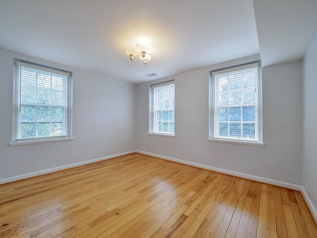 Building Photo - Sunny & Renovated 2BR 1BA in NW DC McLean Gardens Oasis!