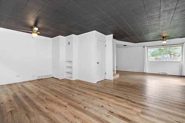 Building Photo - 318 NW Woodland Rd