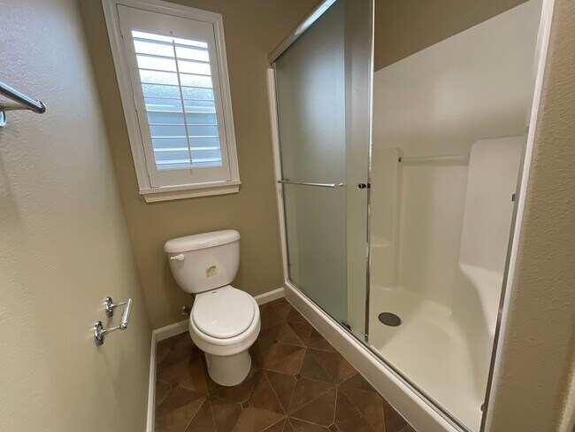 Building Photo - 3 Bedroom 2.5 Bathroom House with Bonus Room ~ Garage, A/C, includes Washer and Dryer ~ Close to ...