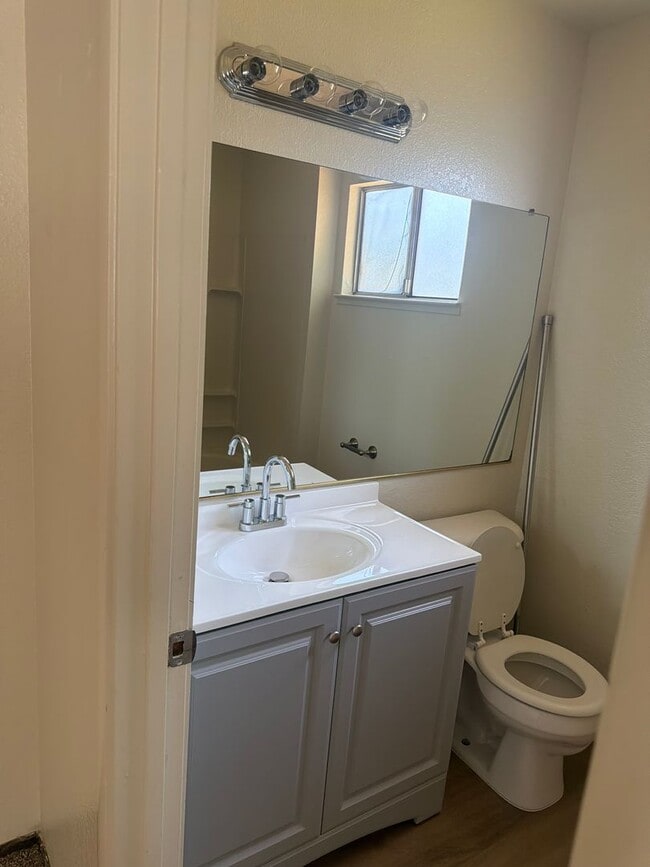 Building Photo - 2 Bed 2 Bath Duplex!