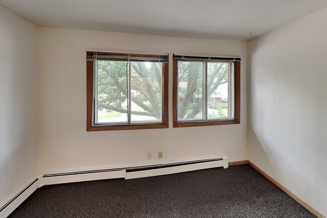 Building Photo - 402 N Prairie St