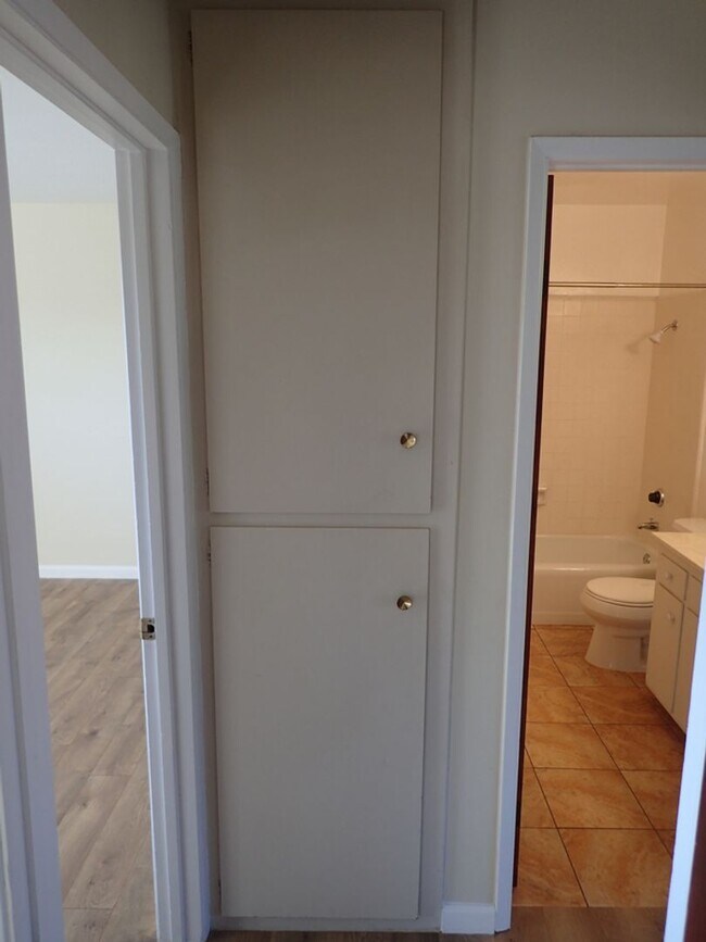 Building Photo - Sunny Upstairs Two Bedroom Unit with Large...