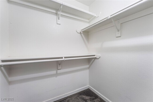 Building Photo - 950 Seven Hills Dr