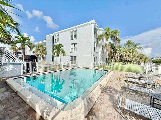 Building Photo - 1859 Shore Dr S