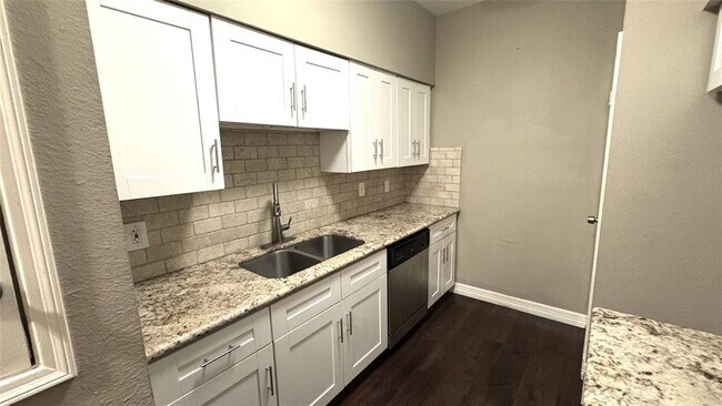 Building Photo - 17573 Red Oak Dr