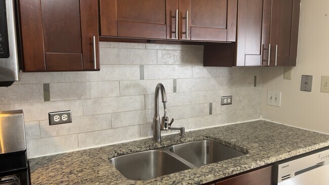 Building Photo - 385 Grissom Ct