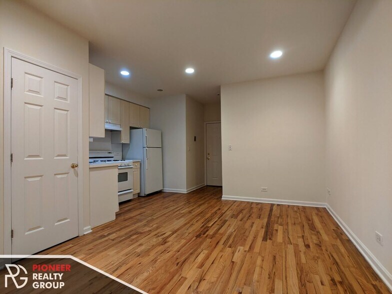 Building Photo - 917 W Dakin St