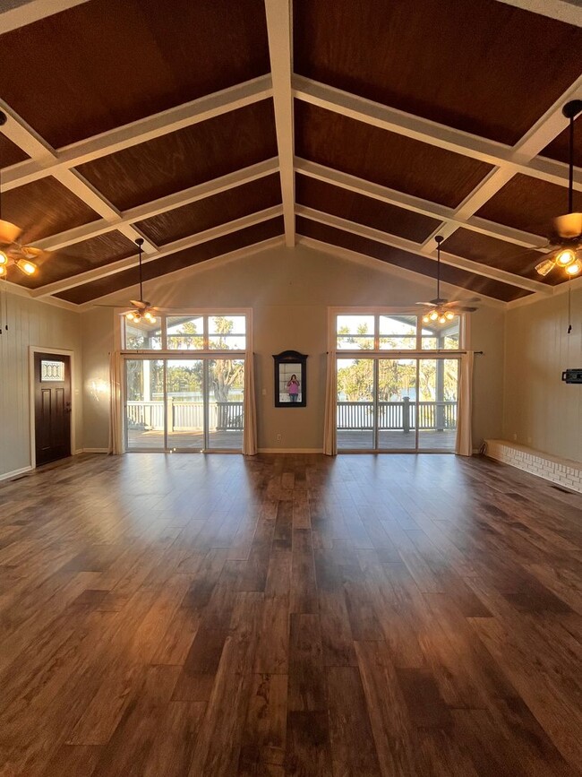 Building Photo - Beautiful lake front home in Lake Park
