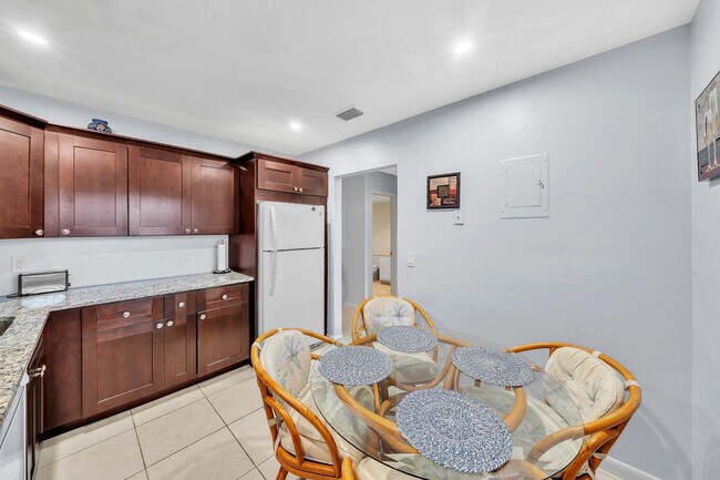 Building Photo - 9278 Vista Del Lago