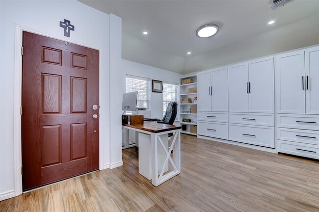 Building Photo - 1423 Sand Lake Ln