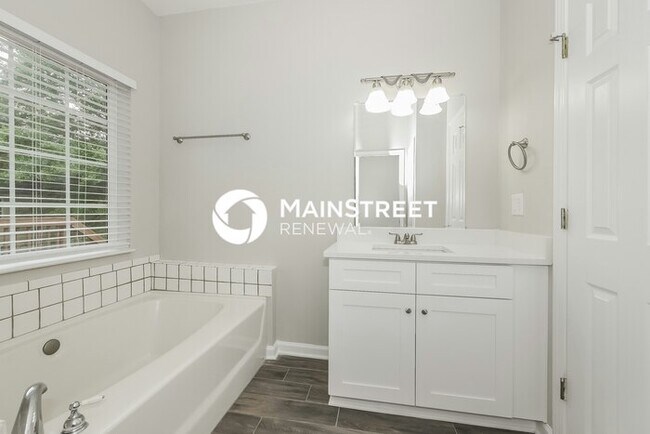 Building Photo - 4 Bedroom Pet-Friendly Home in Riverdale, ...