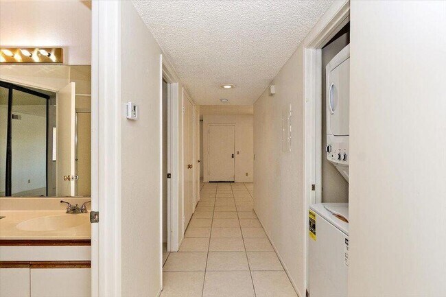 Building Photo - 200 E Racquet Club Rd