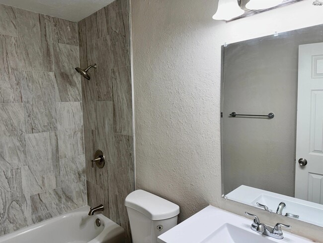 Building Photo - 2813 Roanoke Dr