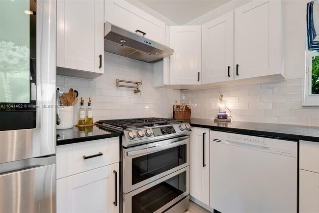 Building Photo - 1355 Biarritz Dr