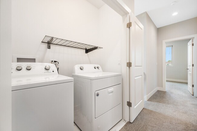 Building Photo - 39 Forest Ave