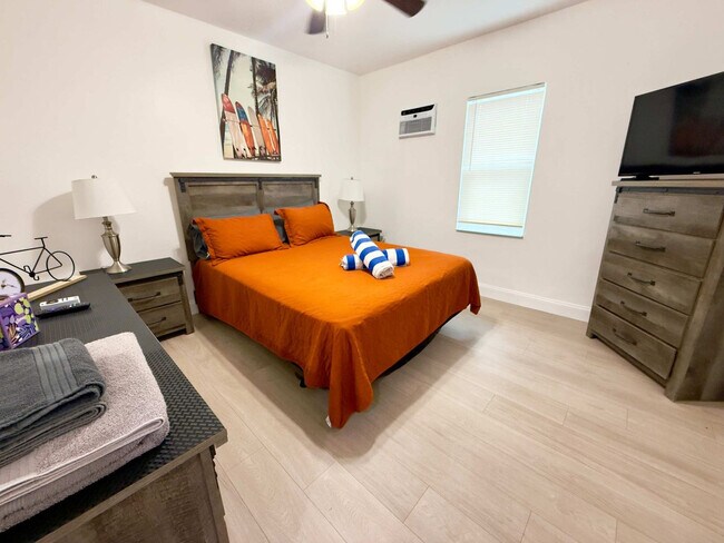 Building Photo - 324 Van Buren St