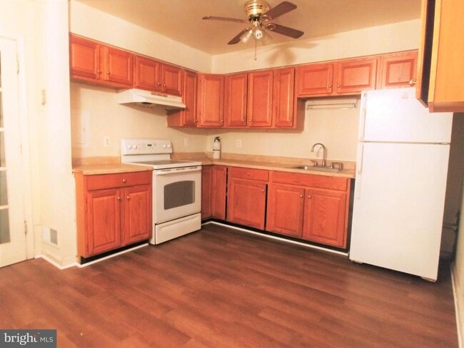 Building Photo - 9829 Town Ln