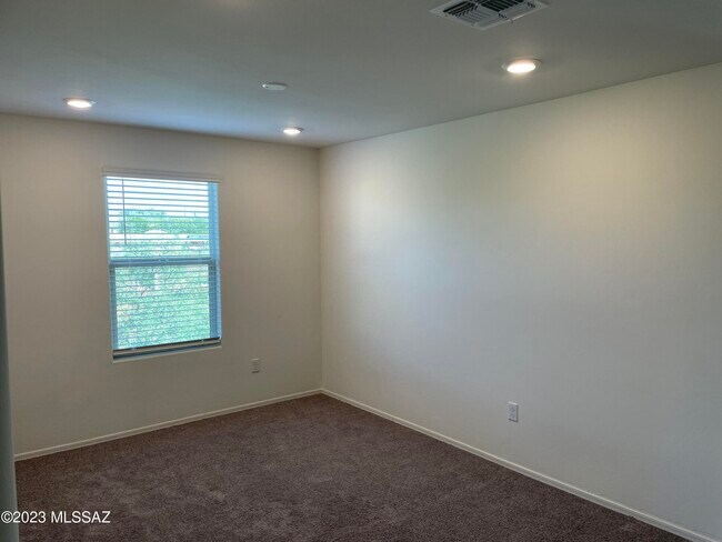 Building Photo - 1127 E Cairn St