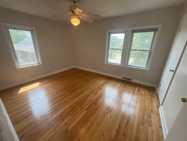 Building Photo - 3BR Duplex Midtown- June 1 move-in