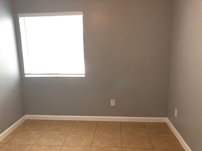 Building Photo - 716 Memorial Mews St