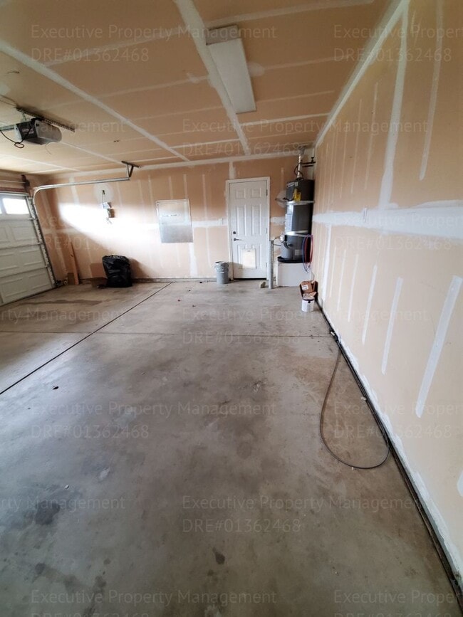 Building Photo - Spacious 4 bedroom 2 bathroom home