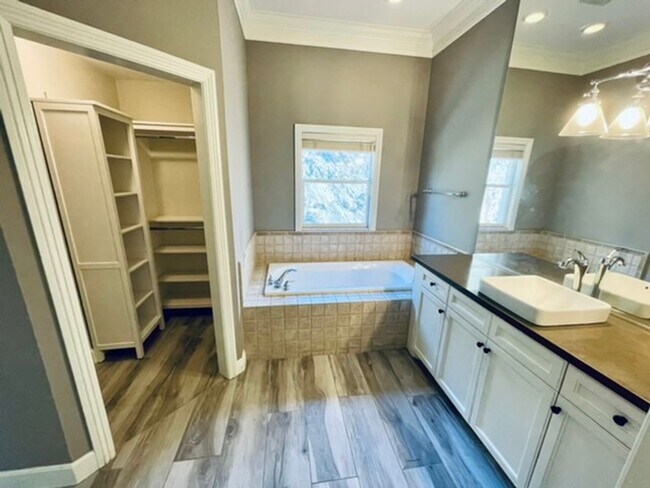 Building Photo - WONDERFULLY UPGRADED “GOLF VILLA” IN: GUAR...
