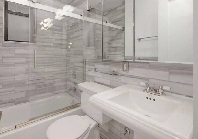 Building Photo - 215 E 23rd St