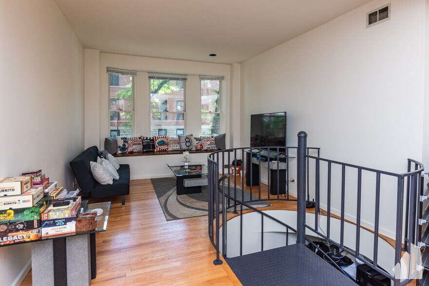 Building Photo - 1301 N Hoyne Ave