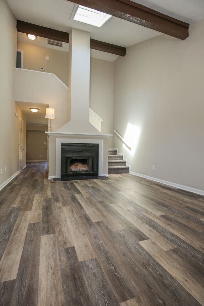 Building Photo - Updated Townhome w/GARAGE in BRANCHWOOD!