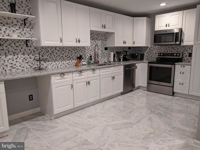 Building Photo - 10 E Lee St