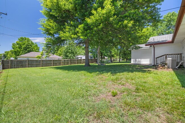 Building Photo - Ridgecrest