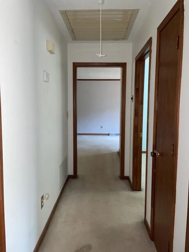 Building Photo - 3 Bedroom 2 Bathroom